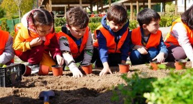 İstanbul Maltepe'de minik eller toprağa can veriyor
