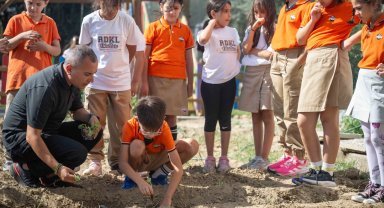 İzmir Bornova'da minik eller toprakla buluştu