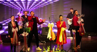 İzmir Güzelbahçe'de 102. yıl coşkusuna kortej ve konserli kutlama