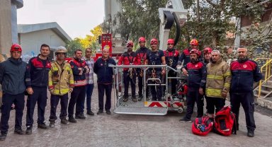 İzmir İtfaiyesi'nden baş döndüren kurtarma operasyonu