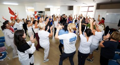 İzmir Narlıdere'de bedenin şifası kahkaha ve dansla geldi