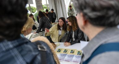 İzmir'de 'askıda kitap' için ilk bağış Başkan Tugay'dan