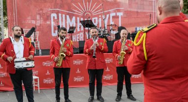 İzmir'de Cumhuriyet coşkusu başladı