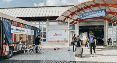 İzmir'de Gezici Kütüphane, Ege Üniversitesi Metro durağında