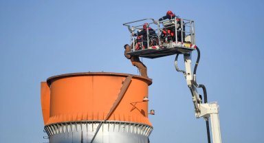 İzmir'de mahsur kalan işçilere 90 metrelik merdivenle ulaştılar