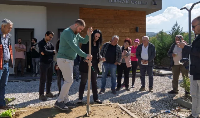 İzmir'de toprak analizi ile hem çiftçi, hem de toprak korunuyor