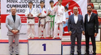 İzmirli minik sporcular Cumhuriyet için ter döktü