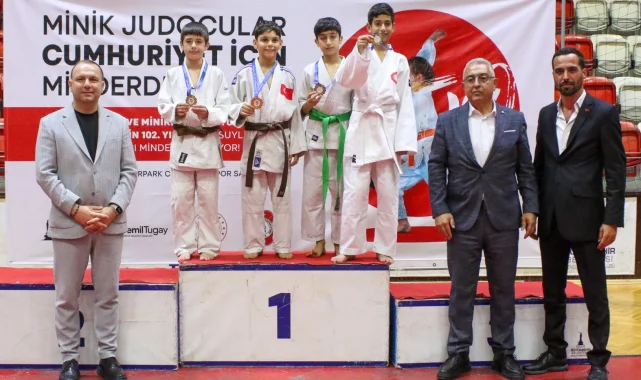 İzmirli minik sporcular Cumhuriyet için ter döktü