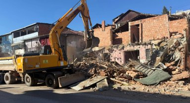 İzmit Belediyesinden kaçak yapı yıkımı