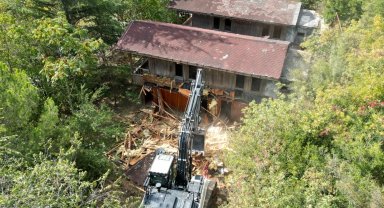 İzmit'te tehlikeli metruk yıkıldı