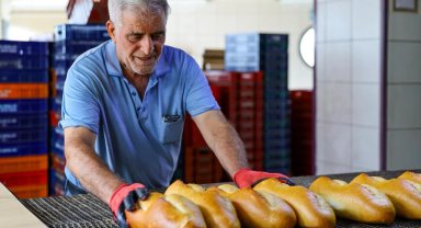 Karabağlar'da 'Askıda Ekmek' başladı