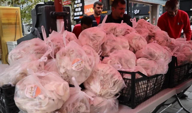 Kocaeli İzmit Belediyesi, kendi ürettiği mantarları vatandaşa dağıttı