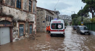 Kuvvetli yağış uyarısı! Foça'da bir kişi kayıp!