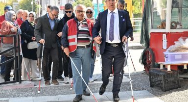 Manisa'da beyaz bastonla farkındalık yürüyüşü