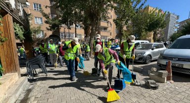 Mardin Artuklu'da temizlik seferberliği... Eşbaşkan Amak sokakları süpürdü