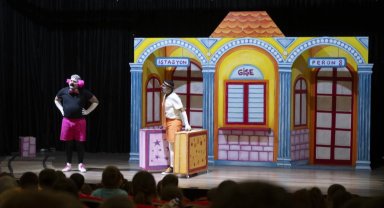 Mersin'de perdeler çocuklar için açıldı