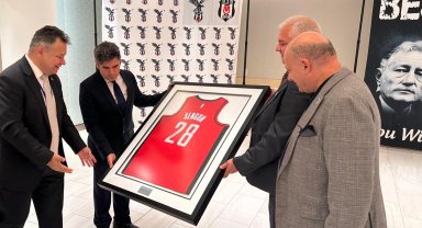 Milli basketbolcu Alperen Şengün'ün forması artık New York Türkevi'nde!