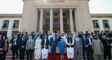 Pakistan'da Kurtulmuş'tan Pencap Eyalet Meclisi'ne ziyaret