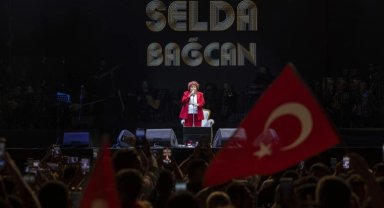 Selda Bağcan'dan Mersin'de Cumhuriyet Bayramı konseri