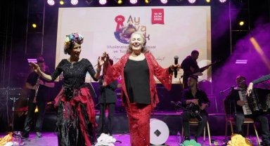 Suzan Kardeş'ten Ayvalık'ta Balkan Rüzgarı!