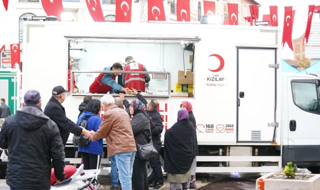 Türk Kızılay Sındırgı'da depremzedelerin yanında