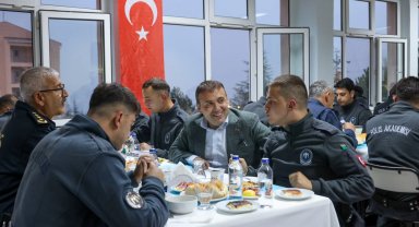 Vali Sözer, Polis Adaylarıyla Bir Araya Geldi: "Devletine Sadakatle Hizmet Eden Her Polisimiz Milletimizin Teminatıdır"