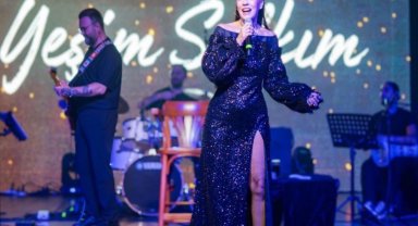 Yeşim Salkım'dan Kıbrıs'ta coşkulu konser