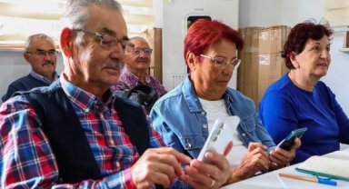 60 yaş üstü bireyler dijital çağa adım atıyor