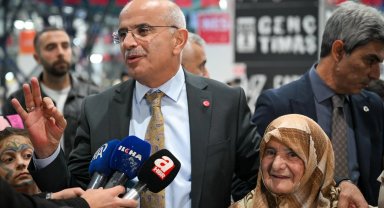 88 yaşındaki Emine Teyze okumanın yaşı olmadığını gösterdi