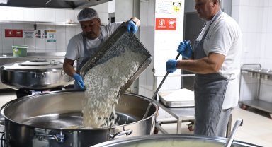 Antalya Büyükşehir'den aşevleriyle sosyal destek