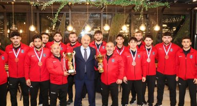 Başkan Büyükgöz şampiyon güreşçileri ağırladı