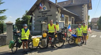 Bisikletli Fransız gezgin aile İzmir'de