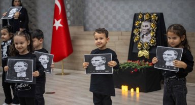 Bornova'da minik yüreklerden Atatürk'e duygusal anma