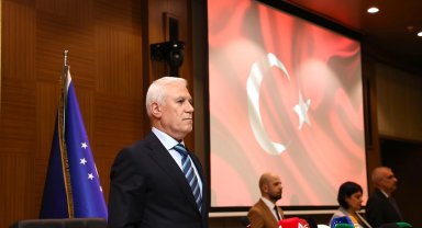 Bursa Büyükşehir Meclisi'nde şehitler için saygı duruşu