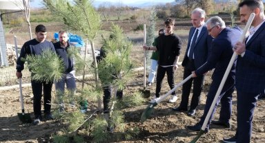 Bursa İnegöllü gençler 32 fidanı toprakla buluşturdu