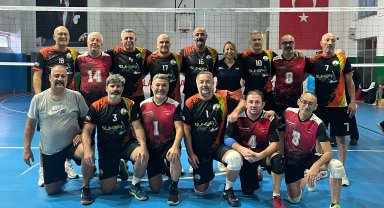 Bursa Osmangazi'nin veteran voleybolcuları zirveye çıktı