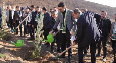 Bursaspor yönetimi ve futbolcuları Gürsu'da fidan dikti