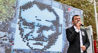Denizli'de belediye personelleri Atatürk silüeti oluşturdu