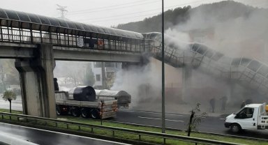 Düzce'de seyir halindeki tırın dorsesinde yangın çıktı
