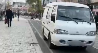 Düzce'de trafiğine kapalı caddeye ticari minibüs girdi!
