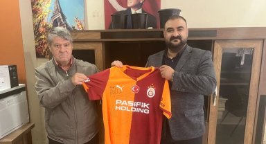Galatasaraylı Futbolcular SMA'lı Esma için forma imzaladı