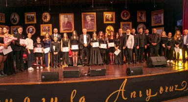 Güzelbahçeli gençler Atatürk için söyledi