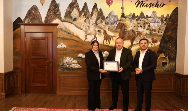 "İlmek İlmek Türkiye" halı motifi Vali Fidan'a armağan edildi