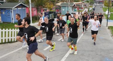 İstanbul Beylikdüzü'nde yüzlerce kişi Ata'ya saygıya koştu