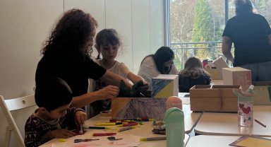 İstanbul Maltepe'de çocuklar anneleriyle sanatsal gelişimde