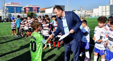 İzmir Bornova'da minikler Atatürk'ü turnuva ile andı