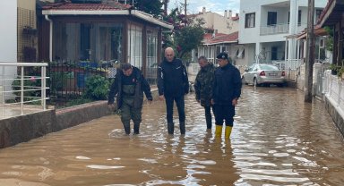 İzmir Foça'da sel! Selden etkilenen bölgelere Kaymakam Aydın'dan inceleme