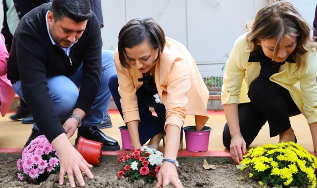 İzmir Karabağlar 'da parklar yenileniyor, mahalleler güzelleşiyor
