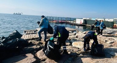 İzmir'de doğaseverler Karşıyaka'da kıyı temizliği yaptı