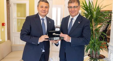 İzmir'de Kazakistan heyeti Ay Yıldızlı Konak'ta ağırlandı